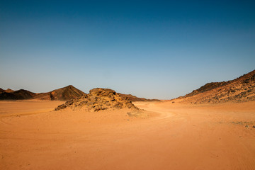 Fototapeta na wymiar Wüstenlndschaft mit blauem Himmel