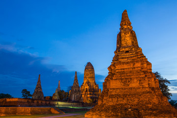 Fototapeta premium Wat Chai Watthanaram - Beautiful Buddhist temple at night.