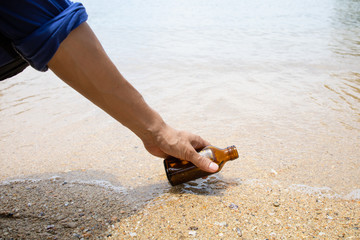Volunteers collect garbage on the beach.