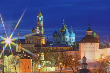 Obraz premium Troitse Sergieva lavra church in Sergiev Posad Moscow area, close up winter night view from observation deck with 8-ray filter