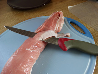 Parieren vom Schweinefilet - Entfernen der Silberhaut - Paring the pork fillet - removing the...