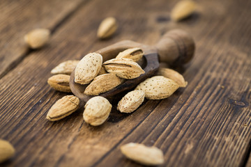 Roasted and salted Almonds (with shell)