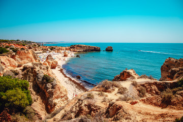 Fototapeta na wymiar Plage et littoral du sud du Portugal Algarve Faro Albufeira