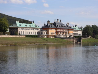 Fototapeta na wymiar Schloss Pillnitz an der Elbe