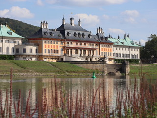 Fototapeta premium Schloss Pillnitz an der Elbe