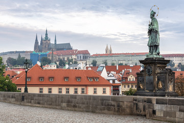 Obraz premium Charles Bridge and the river with the Castle and the Cathedral of St. Vitus in the background in Prague, Czech Republic.