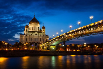 Obraz na płótnie Canvas Illuminated Cathedral of Christ the Savior framed with old style street lights of Patriarchy Bridge at night.