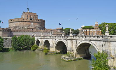 Fototapeta premium Puente Sant Angelo sobre Rio Tiber, Roma Italia