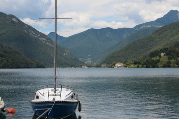 Fototapeta na wymiar Boot am Ledrosee, Lago di Ledro, Italien