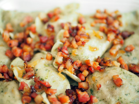 Polskie pierogi ze szpinakiem i serem feta