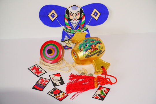 日本の正月の飾り物 凧 独楽 木槌 花札 Stock Photo Adobe Stock