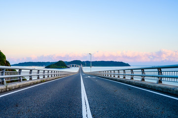 早朝の角島大橋（山口県）