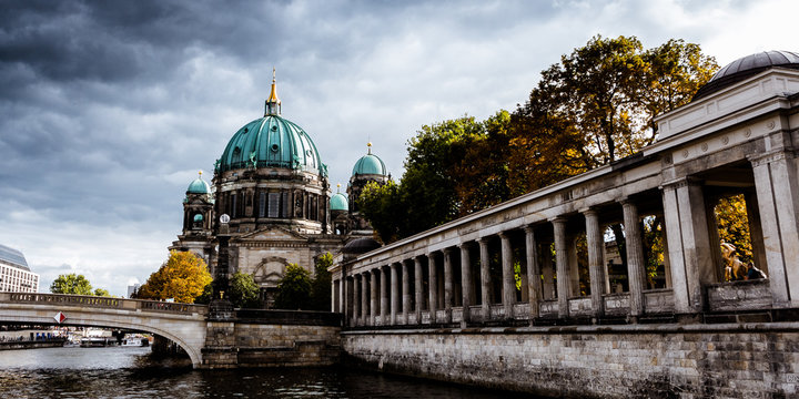 Beliner Dom mit Spree im Vordergrund 
