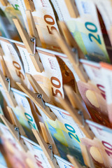 EURO-Banknoten, Geldscheine auf einer Wäscheleine, Geldwäsche