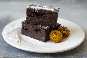 Brownies on applesauce and spelled flour with flowers