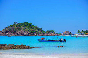 Obraz premium Boat on clear water near Redang Island, Terengganu, Malaysia