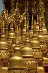 Fototapeta na wymiar goldener Tempel in Saraburi, Thailand