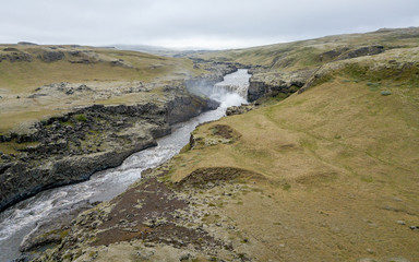 Kanion rzeki i wodospad, Islandia