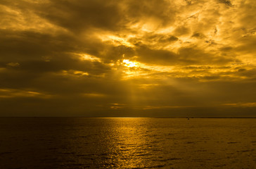 Fototapeta premium The last light reflected in the vast sea.