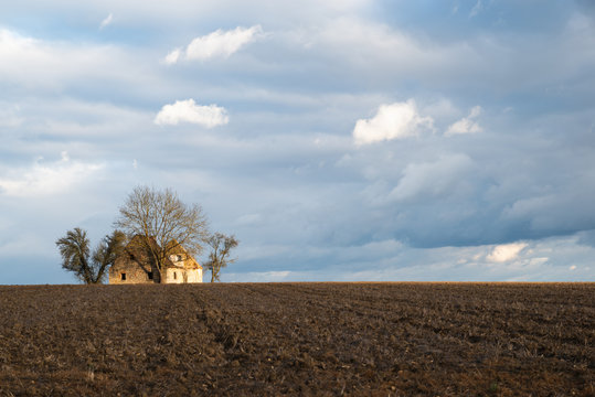 einsames verlassenes haus in weiter entfernung auf einem feld