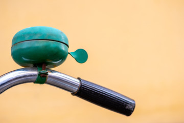 Schöne Fahrradklingel sorgt mit hellem Klang für Sicherheit im Straßenverkehr und mit schöner Optik für Augenschmaus und Freude beim Fahrradfahren