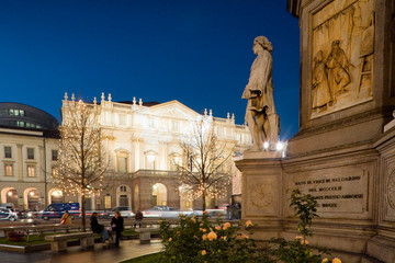 Piazza della Scala con il monumento a leonardo da Vinci. Milano