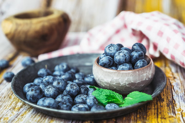 Myrtilles du jardin dans un plat, préparation pour tarte aux myrtilles
