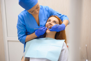 Obraz premium Dentist examining a patient's teeth in the dentist.