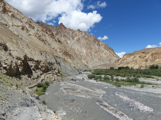 Fiume largo nelle montagne del Ladakh in India.