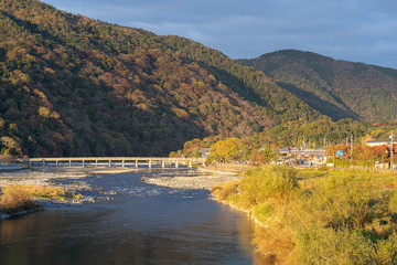 Fototapeta premium 《京都・秋》早朝の嵐山の紅葉と渡月橋の風景