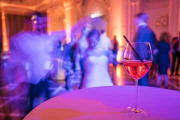 Glas mit Aperol auf Hochzeitsfeier