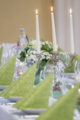 Tischdekoration einer Hochzeit, weiß und grün