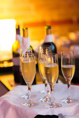 Champagnergläser mit Party-Hintergrund