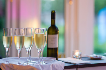 Sektgläser und Weinflasche auf Partytisch