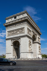 Fototapeta na wymiar Vue sur l’arc de Triomphe de l’étoile – Paris, France