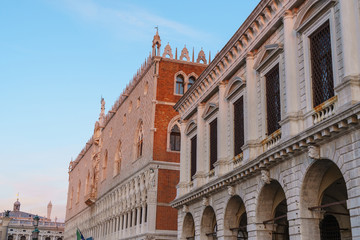 Fototapeta na wymiar famous gothic facade of the Doge's Palace in Venice.