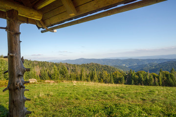 górska polana, widok z szałasu. Gorce, w oddali zarys Tatr © Piotr Szpakowski