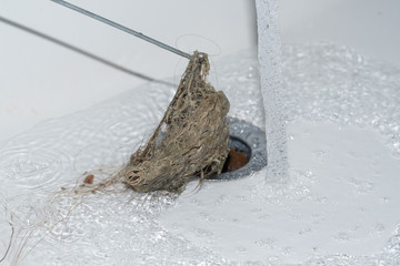 Haare aus dem Ablauf ziehen