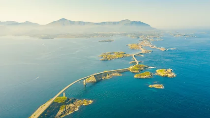 Foto auf Acrylglas Atlantikstraße Die Atlantikstraße oder die Atlantikstraße (Atlanterhavsveien) wurde mit dem Titel „Norwegisches Bauwerk des Jahrhunderts“ ausgezeichnet. Die Straße ist als nationale Touristenroute klassifiziert. Luftaufnahmen