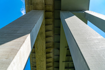 Eine Autobahnbrücke von unten betrachtet
