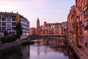 Obraz premium Colorful yellow and orange houses reflected in water river Onyar, in Girona, Catalonia, Spain.