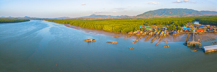 Obraz premium Banglarm canal is a large canal passing through Bansamchong fishing village