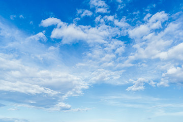 Ciel bleu avec nuages - obrazy, fototapety, plakaty