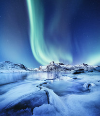 Aurora Borealis, Lofoten, Norwegen. Nichts Licht und Reflexion auf der Seeoberfläche. Winterlandschaft zur Nachtzeit. Norwegen reisen - Bild
