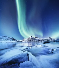 Fototapete Nordlichter Aurora Borealis, Lofoten, Norwegen. Nichts Licht und Reflexion auf der Seeoberfläche. Winterlandschaft zur Nachtzeit. Norwegen reisen - Bild