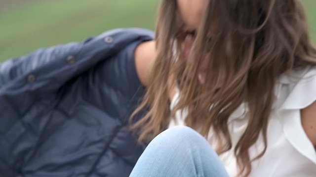 Donna posa come modella tacchi alti 