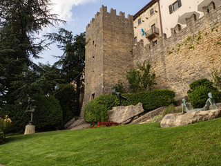 Fototapeta na wymiar Torre amurallada de la República de San Marino, Italia, verano de 2019