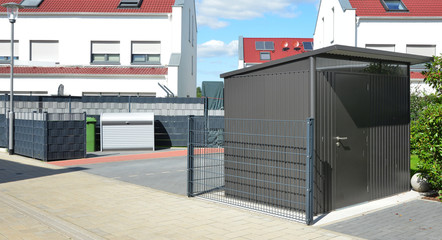 Moderne Ger&auml;teh&uuml;tte, Fahrrad-Schuppen oder externer Abstellraum mit Aluminium Profilen und Kunststoff-Verkleidung