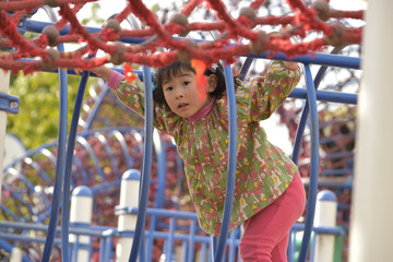 遊具で遊ぶ女の子