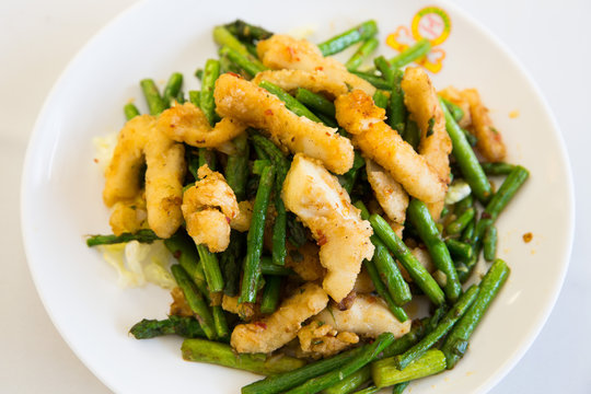 Chinese fried calamari with esparragus.